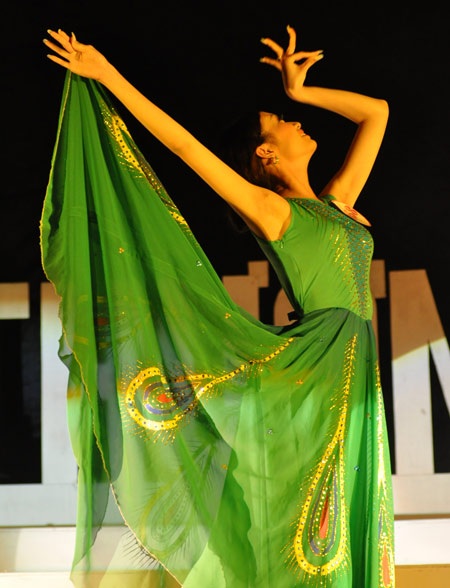Ngọc Thúy “bội thu” danh hiệu tại Miss Thương Mại 2010 - 1 Ngọc Thúy “bội thu” danh hiệu tại Miss Thương Mại 2010 - 1