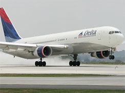 Máy bay Mỹ hạ cánh khẩn cấp vì hỏng động cơ - 1