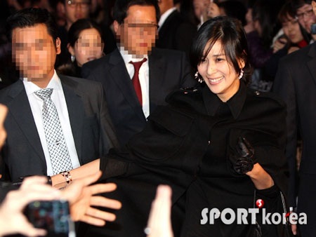 Vợ Jang Dong Gun mặt "mộc" dự buổi giới thiệu phim của chồng - 1 Vợ Jang Dong Gun mặt "mộc" dự buổi giới thiệu phim của chồng - 1