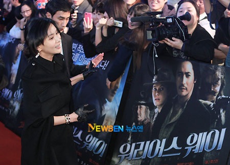 Vợ Jang Dong Gun mặt "mộc" dự buổi giới thiệu phim của chồng - 5 Vợ Jang Dong Gun mặt "mộc" dự buổi giới thiệu phim của chồng - 5