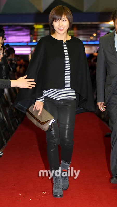 Vợ Jang Dong Gun mặt "mộc" dự buổi giới thiệu phim của chồng - 15 Vợ Jang Dong Gun mặt "mộc" dự buổi giới thiệu phim của chồng - 15