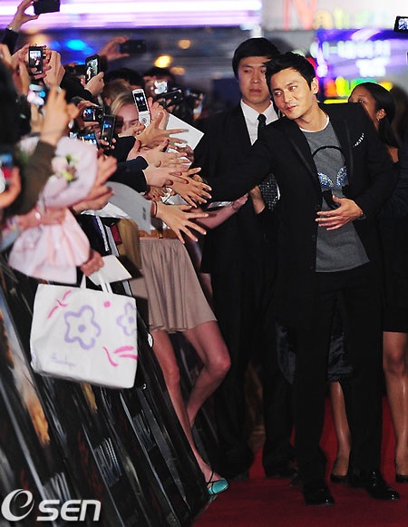 Vợ Jang Dong Gun mặt "mộc" dự buổi giới thiệu phim của chồng - 19 Vợ Jang Dong Gun mặt "mộc" dự buổi giới thiệu phim của chồng - 19