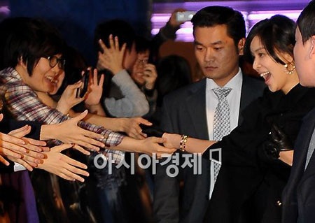 Vợ Jang Dong Gun mặt "mộc" dự buổi giới thiệu phim của chồng - 2 Vợ Jang Dong Gun mặt "mộc" dự buổi giới thiệu phim của chồng - 2