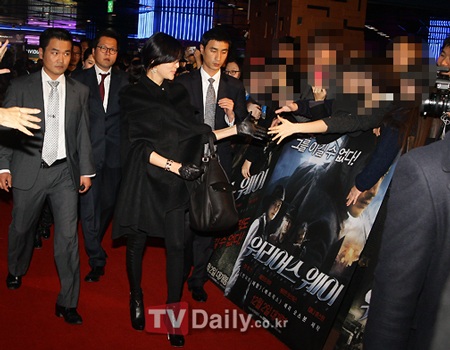 Vợ Jang Dong Gun mặt "mộc" dự buổi giới thiệu phim của chồng - 3 Vợ Jang Dong Gun mặt "mộc" dự buổi giới thiệu phim của chồng - 3