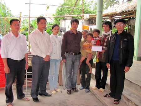 Gia đình 4 đứa trẻ mất mẹ trong lũ cảm ơn báo Dân trí - 2 Gia đình 4 đứa trẻ mất mẹ trong lũ cảm ơn báo Dân trí - 2