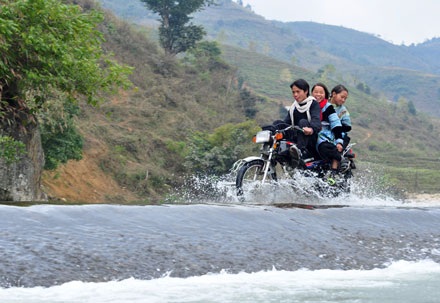 Thích thú vượt suối đi chơi chợ phiên - 2 Thích thú vượt suối đi chơi chợ phiên - 2
