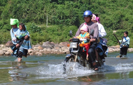 Thích thú vượt suối đi chơi chợ phiên - 7 Thích thú vượt suối đi chơi chợ phiên - 7