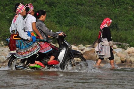 Thích thú vượt suối đi chơi chợ phiên - 12 Thích thú vượt suối đi chơi chợ phiên - 12