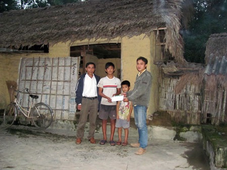 Gia đình 4 đứa trẻ mất mẹ trong lũ cảm ơn báo Dân trí - 3 Gia đình 4 đứa trẻ mất mẹ trong lũ cảm ơn báo Dân trí - 3