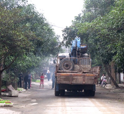 Vụ dân vác đá chặn xe tải: Công ty 471 phải dừng lưu thông xe siêu trọng - 2