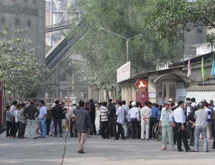 Gần trăm người bao vây nhà máy xi măng gây ô nhiễm nặng - 1 Gần trăm người bao vây nhà máy xi măng gây ô nhiễm nặng - 1