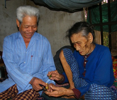 Cụ bà 102 tuổi tóc đen trở lại - 2