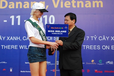 Người đẹp Hoa hậu trái đất trồng cây xanh tại Đà Nẵng - 1 Người đẹp Hoa hậu trái đất trồng cây xanh tại Đà Nẵng - 1