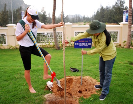 Người đẹp Hoa hậu trái đất trồng cây xanh tại Đà Nẵng - 4 Người đẹp Hoa hậu trái đất trồng cây xanh tại Đà Nẵng - 4