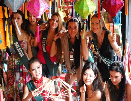 Thí sinh Hoa hậu Trái đất 2010 "náo động" phố cổ Hội An - 5