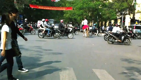 Video: “Hoàng tử” cưỡi ngựa trên đường phố Hà Nội - 2