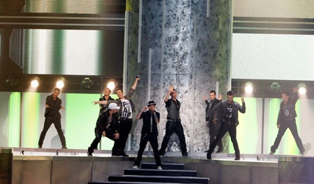 Enjoy the "one-of-a-kind" performances at AMA 2010 - 25