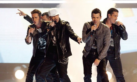 Enjoy the "one-of-a-kind" performances at AMA 2010 - 26