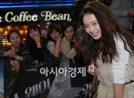 Vợ Jang Dong Gun mặt "mộc" dự buổi giới thiệu phim của chồng - 14 Vợ Jang Dong Gun mặt "mộc" dự buổi giới thiệu phim của chồng - 14