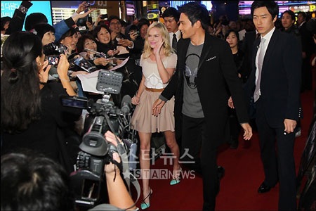 Vợ Jang Dong Gun mặt "mộc" dự buổi giới thiệu phim của chồng - 18 Vợ Jang Dong Gun mặt "mộc" dự buổi giới thiệu phim của chồng - 18