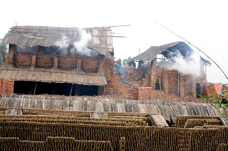 Chính quyền xã “tiếp tay” cho những lò gạch trái phép? - 1 Chính quyền xã “tiếp tay” cho những lò gạch trái phép? - 1