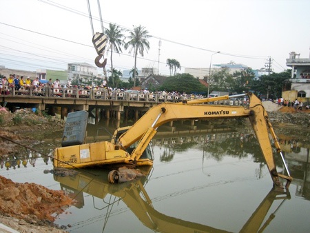 Giải cứu xe đào bánh xích bị "đuối" dưới sông - 1 Giải cứu xe đào bánh xích bị "đuối" dưới sông - 1