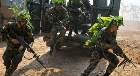 Đảo Hàn Quốc chìm trong khói lửa sau vụ nã pháo - 7