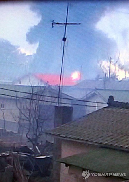 Đảo Hàn Quốc chìm trong khói lửa sau vụ nã pháo - 5