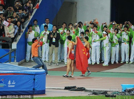 VĐV điền kinh nước chủ nhà bị "tấn công" khi đi diễu hành - 1 VĐV điền kinh nước chủ nhà bị "tấn công" khi đi diễu hành - 1