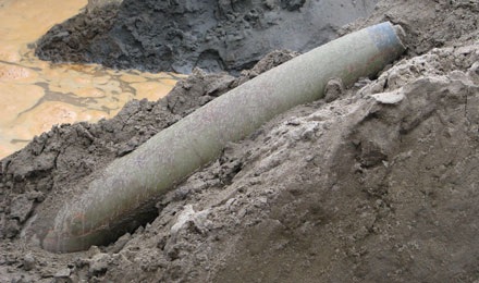 Phát hiện thêm nhiều vật thể nghi là bom trên sà lan  - 1