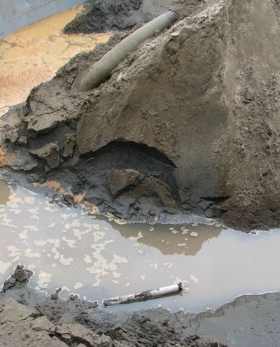 Phát hiện thêm nhiều vật thể nghi là bom trên sà lan  - 2