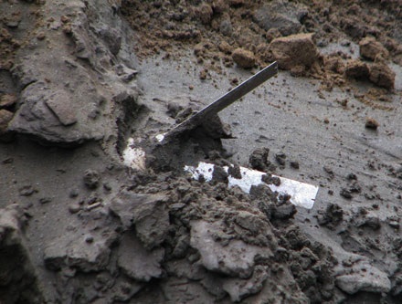 Phát hiện thêm nhiều vật thể nghi là bom trên sà lan  - 5