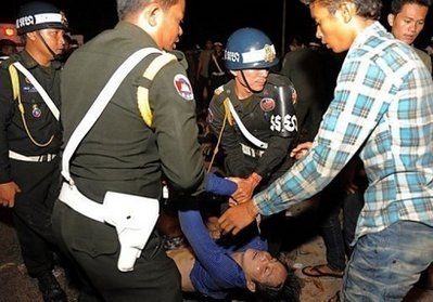 Campuchia: Giẫm đạp kinh hoàng trên cầu trong lễ hội, 378 người chết - 3 Campuchia: Giẫm đạp kinh hoàng trên cầu trong lễ hội, 378 người chết - 3