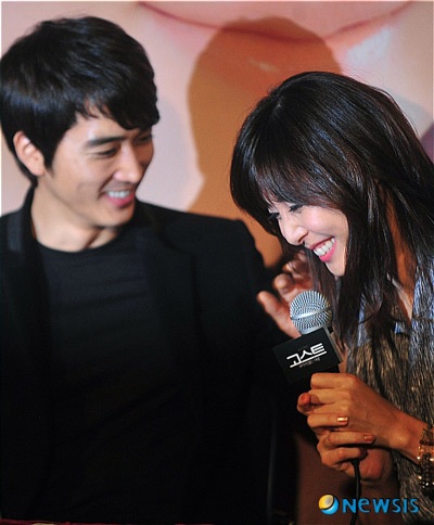 Song Seung Hun thân mật với người đẹp Nhật Bản - 13 Song Seung Hun thân mật với người đẹp Nhật Bản - 13