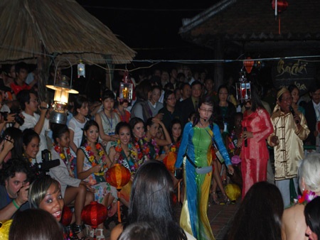 Người đẹp Hoa hậu Trái đất ấn tượng với đêm phố cổ Hội An - 1