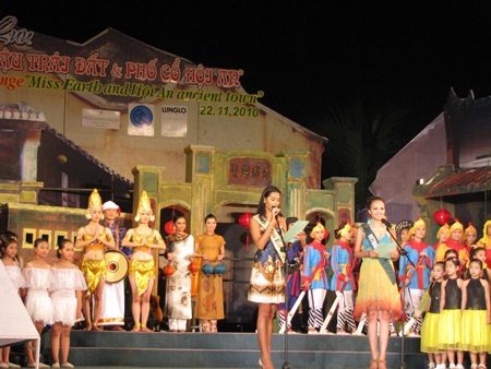 Người đẹp Hoa hậu Trái đất ấn tượng với đêm phố cổ Hội An - 10