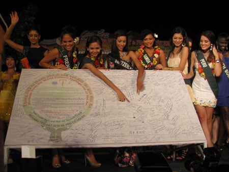 Người đẹp Hoa hậu Trái đất ấn tượng với đêm phố cổ Hội An - 12