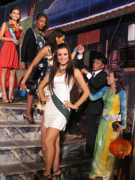 Người đẹp Hoa hậu Trái đất ấn tượng với đêm phố cổ Hội An - 13