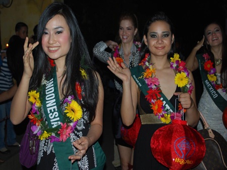 Người đẹp Hoa hậu Trái đất ấn tượng với đêm phố cổ Hội An - 2