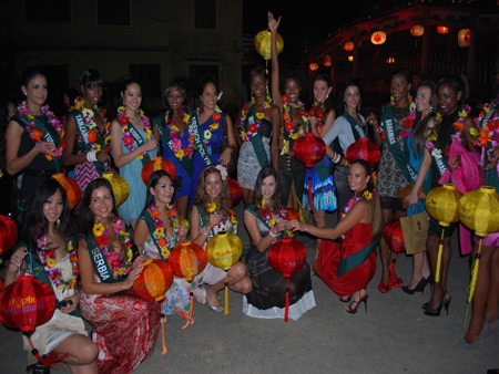 Người đẹp Hoa hậu Trái đất ấn tượng với đêm phố cổ Hội An - 3