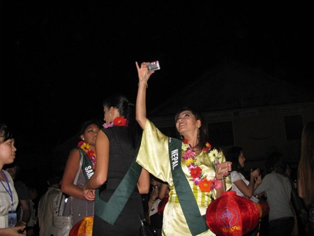 Người đẹp Hoa hậu Trái đất ấn tượng với đêm phố cổ Hội An - 4