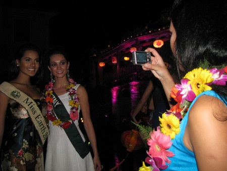 Người đẹp Hoa hậu Trái đất ấn tượng với đêm phố cổ Hội An - 5