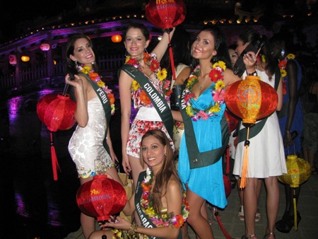 Người đẹp Hoa hậu Trái đất ấn tượng với đêm phố cổ Hội An - 6