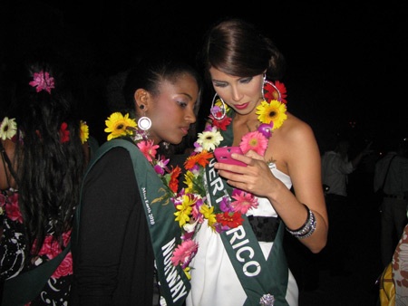 Người đẹp Hoa hậu Trái đất ấn tượng với đêm phố cổ Hội An - 7