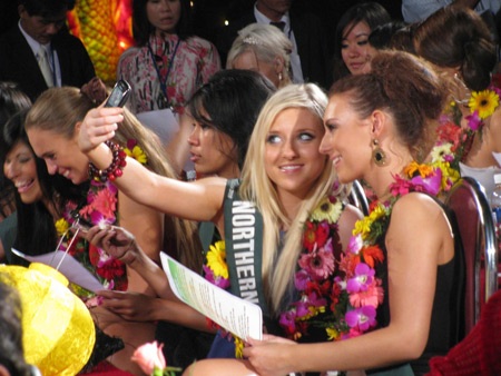 Người đẹp Hoa hậu Trái đất ấn tượng với đêm phố cổ Hội An - 8