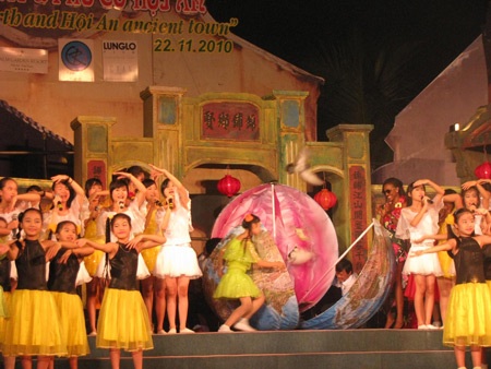 Người đẹp Hoa hậu Trái đất ấn tượng với đêm phố cổ Hội An - 9