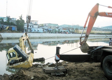 Giải cứu xe đào bánh xích bị "đuối" dưới sông - 2 Giải cứu xe đào bánh xích bị "đuối" dưới sông - 2