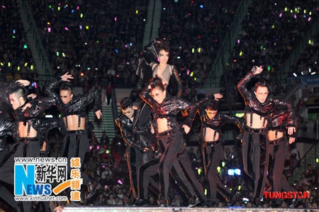 Dung Tổ Nhi diện đồ “siêu mỏng” lên sân khấu - 6