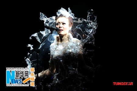 Dung Tổ Nhi diện đồ “siêu mỏng” lên sân khấu - 7