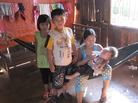 Quà nhân ái đến với 2 em nhỏ bị bại não - 1 Quà nhân ái đến với 2 em nhỏ bị bại não - 1